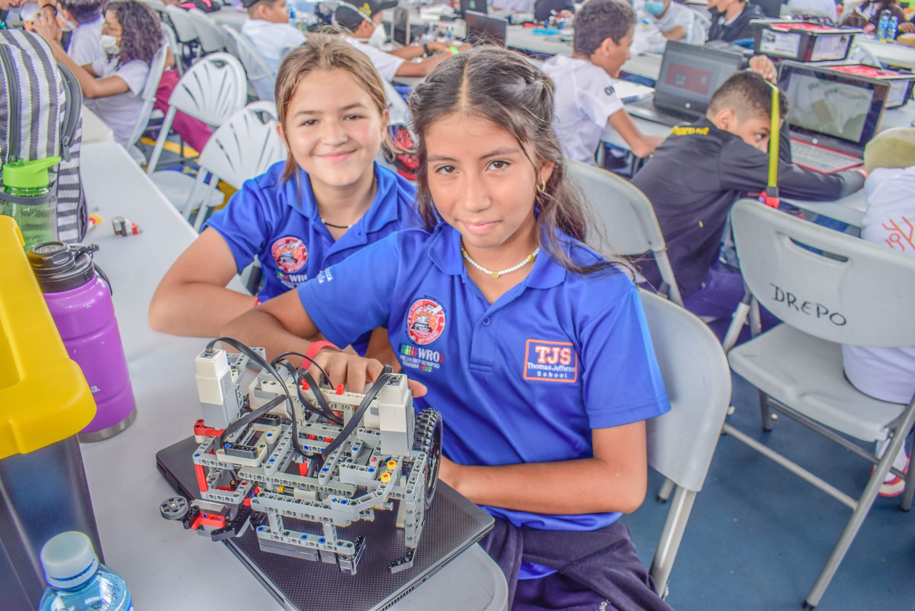 Estudiantes con su robot